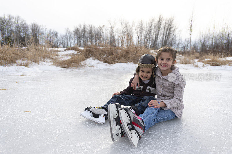 哥哥和妹妹一起在外面滑冰