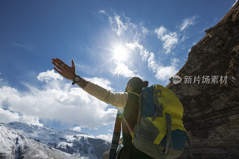 年轻的印度人在度假，刻板印象