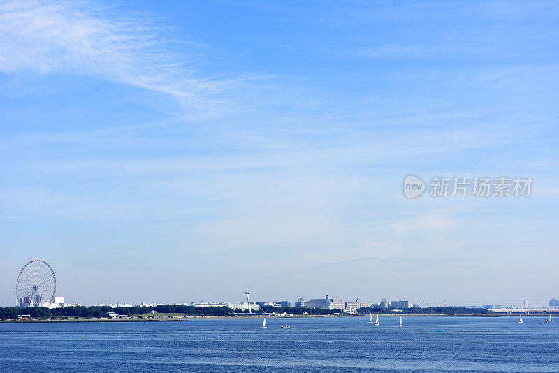 蓝天映衬下的东京湾