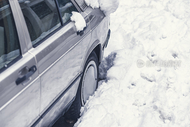 汽车被困在雪地里