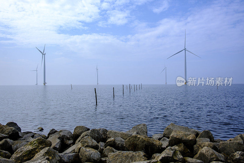 风平浪静的一天，海风公园里的风力发电机