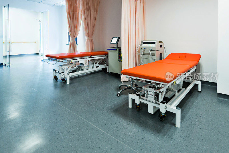 医院检查室，有床和机器
