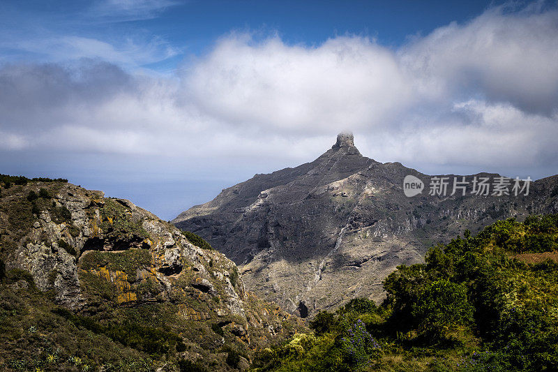 云彩在罗克德塔博尔诺，阿纳加山脉(马西佐德阿纳加)，特内里费，加那利群岛，西班牙