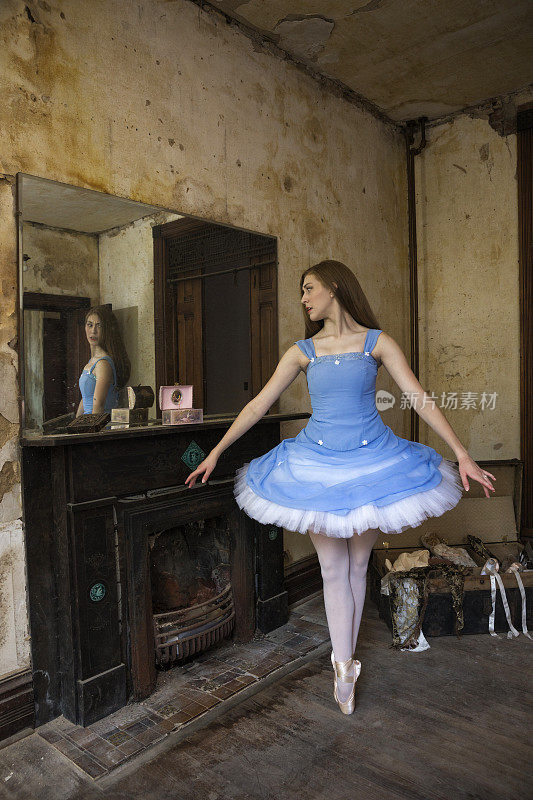 迷人的芭蕾舞者在老房子里跳舞