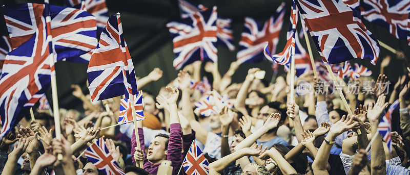 人们在体育场挥舞着英国国旗
