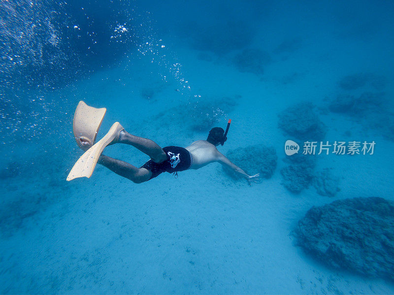 青年男子潜水和探索海底