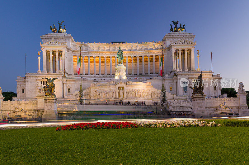 黄昏的威尼斯宫殿和维托里奥・埃马努埃莱国王的巨大纪念碑。