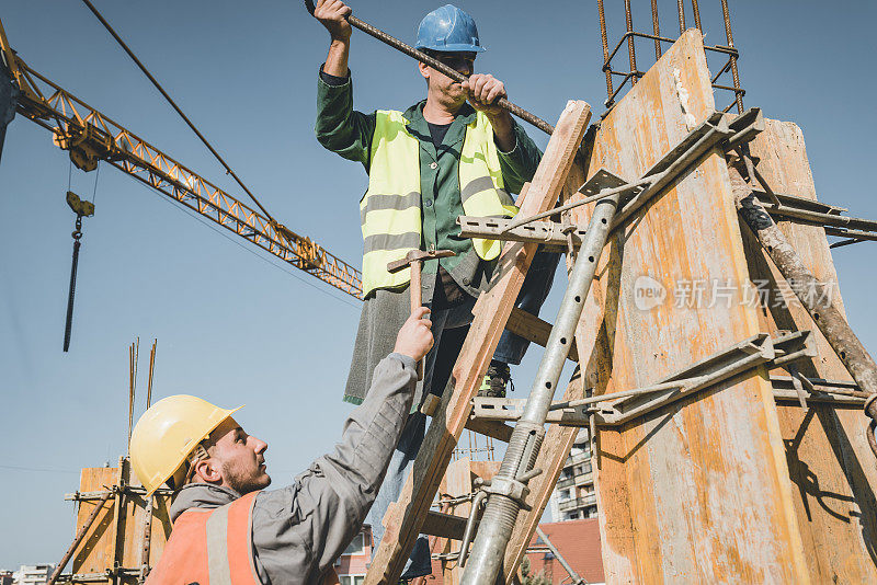 建筑工人正在建筑工地的屋顶上工作