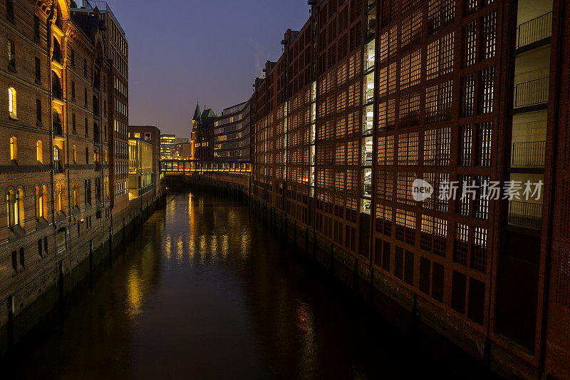德国汉堡的斯派彻斯塔特城市夜景