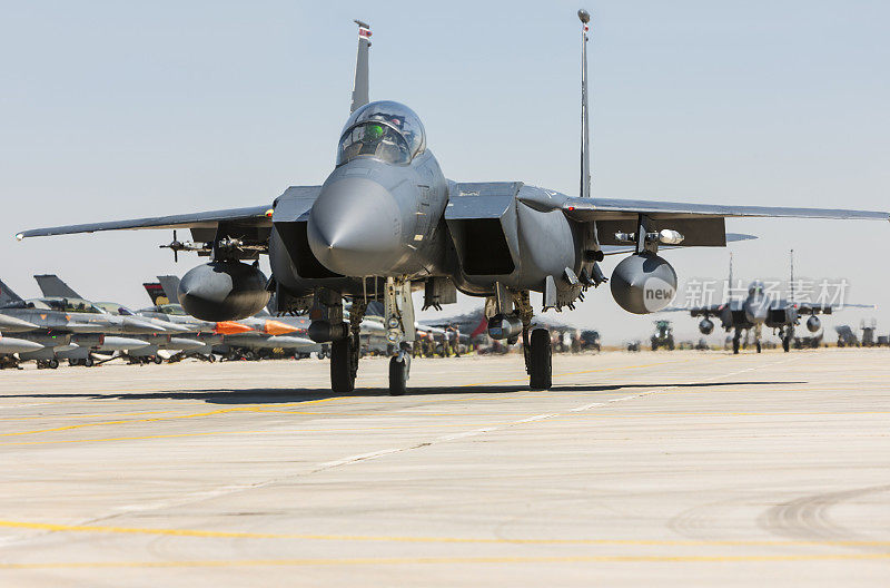 F-15C鹰式战斗机在跑道上滑行