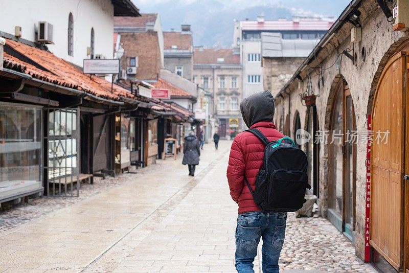 独自旅行者探索他的目的地