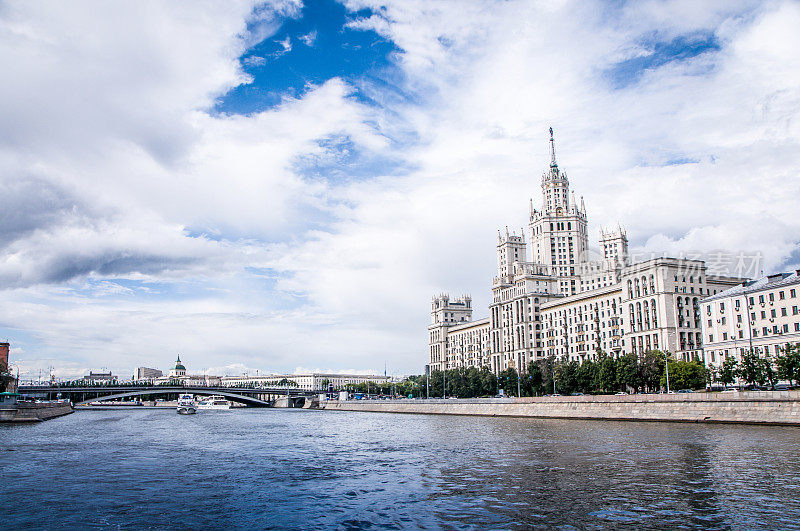 Kotelnicheskaya河堤建筑的河景