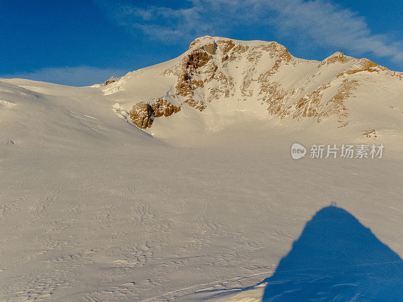 Balmenhorn高峰。雄伟的雪山边