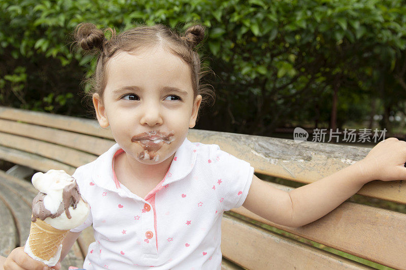 可爱的小女孩在吃冰淇淋