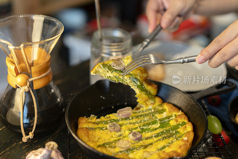 自制肉馅煎蛋饼:鸡蛋和芦笋