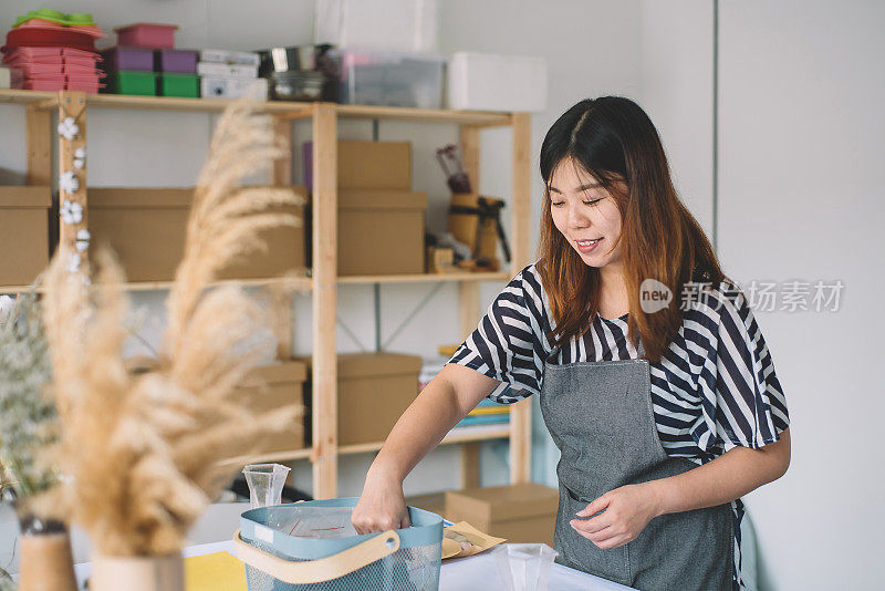 一位亚洲华裔女性正在为她的工作坊做准备