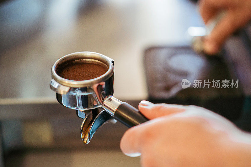 咖啡师用捣锤做浓缩咖啡