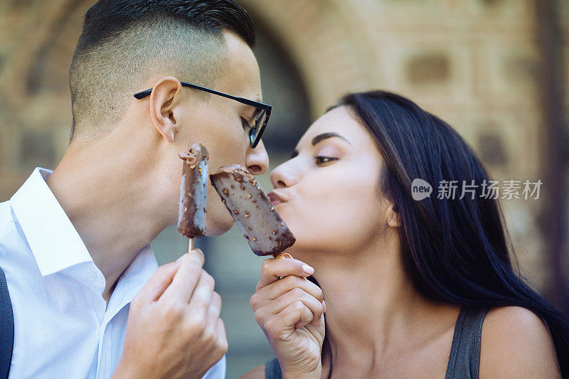 年轻夫妇吃冰淇淋