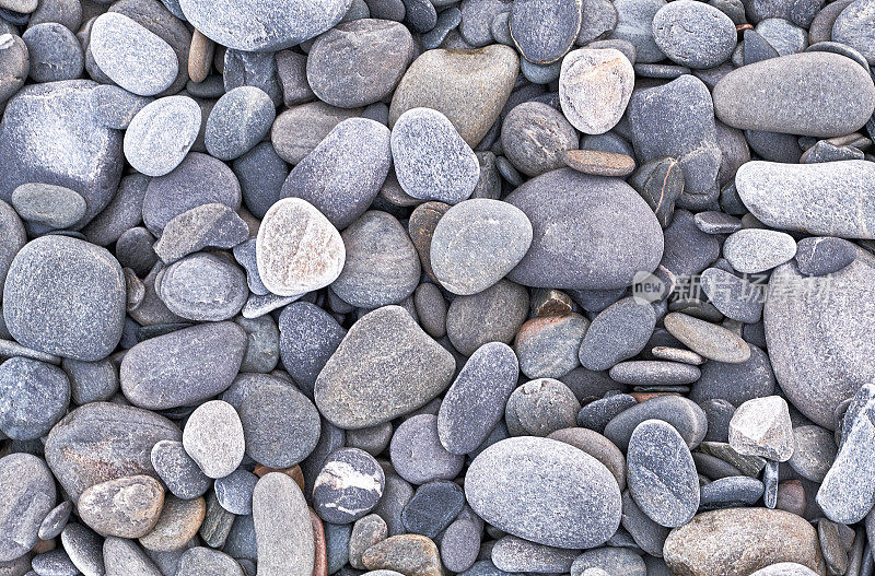 海滩上的灰色石头。