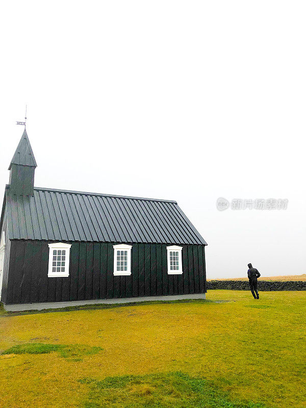 Búðir，冰岛:雨中的黑人教堂(Búðakirkja)