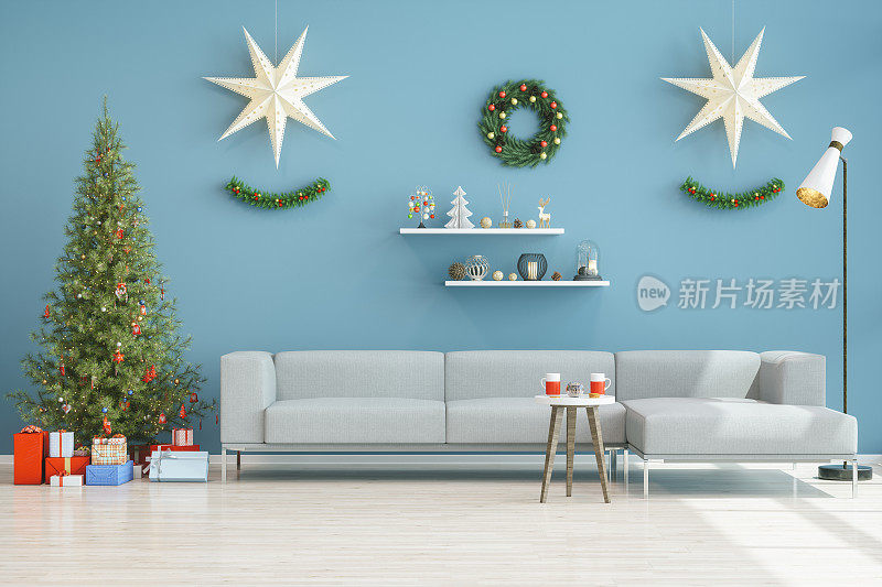 圣诞树和沙发在客厅的蓝墙