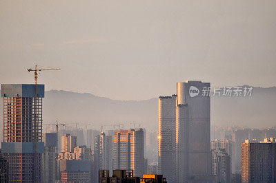 城市天际线在日出，成都，中国