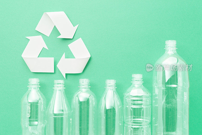 塑料瓶和回收标志。