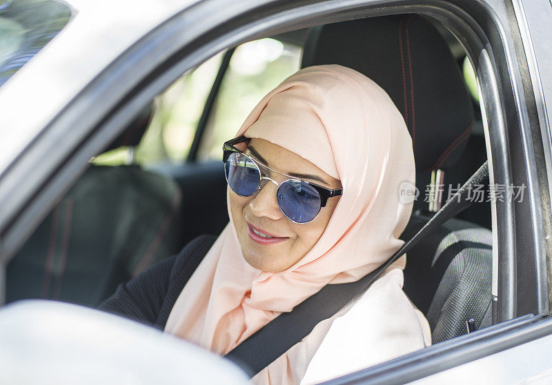穆斯林妇女开车