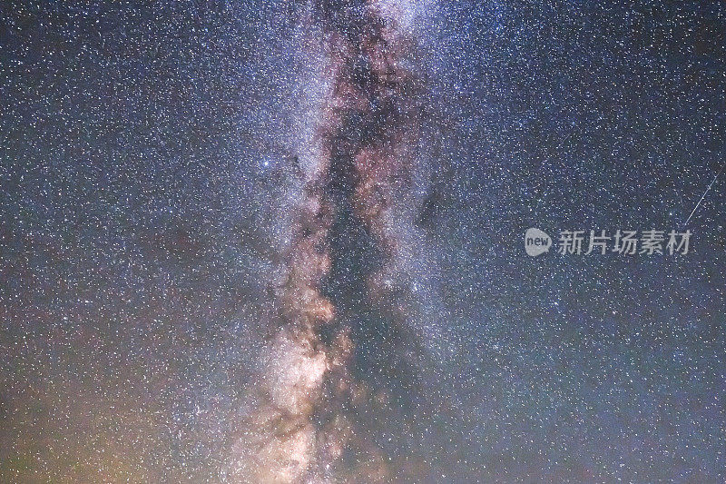 银河系，宇宙中有发光的恒星和行星