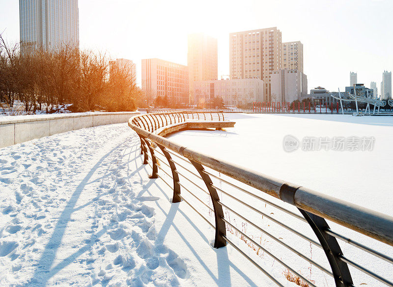 下雪天的城市人行道