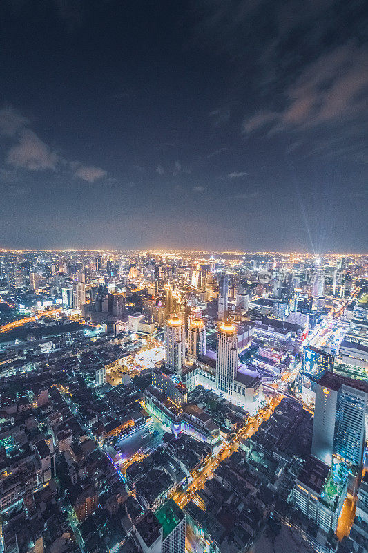 全景城市景观商业区(巴图南，中央世界，曼谷，泰国)大厦黄昏