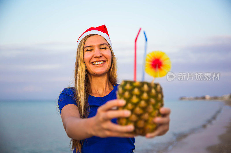 在海滩上庆祝新年的女人