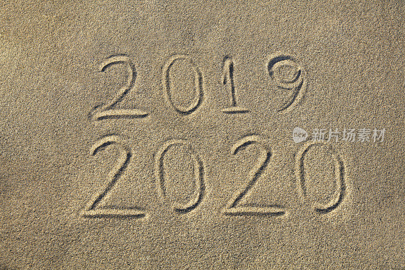 在沙滩上手写的2020年新年