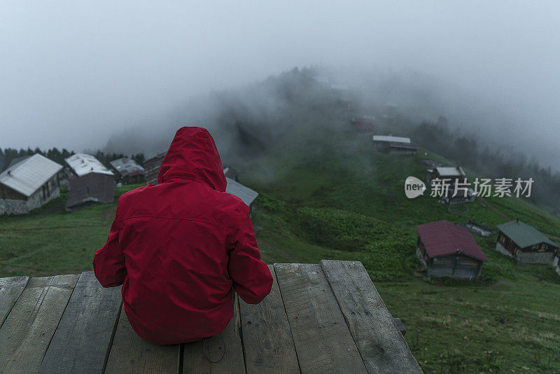 红色雨衣的人