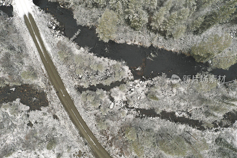 拉普兰白雪覆盖的森林，河流和道路