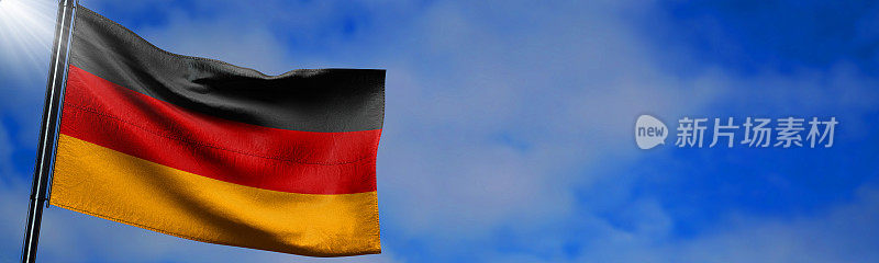 德国国旗在全景天空。