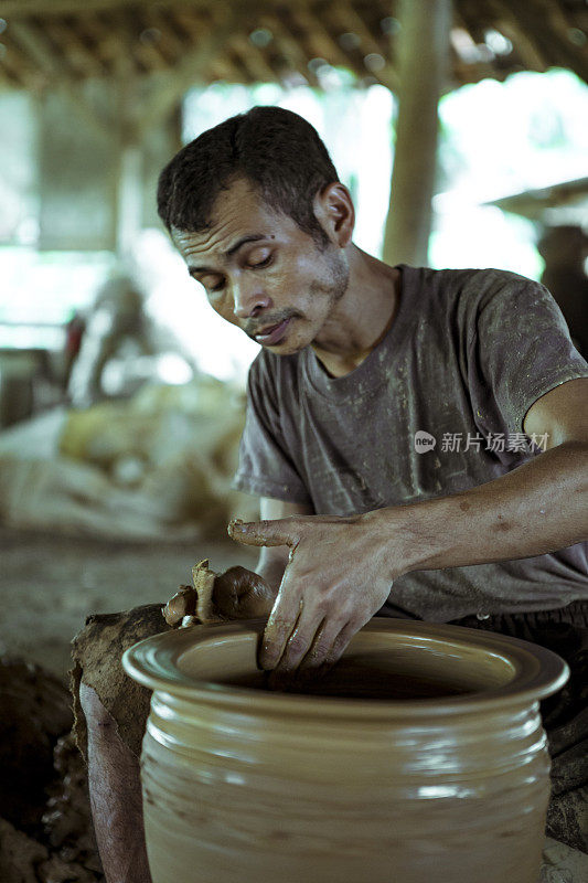 亚洲人的肖像陶器艺术家在艺术工作室
