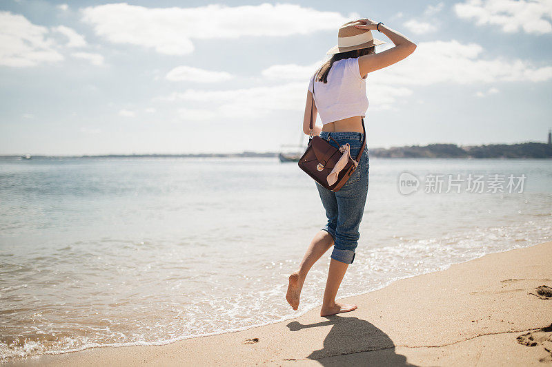 女人在沙滩上留下脚印