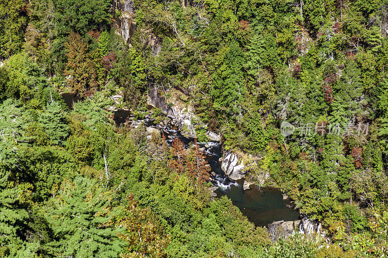 塔卢拉峡谷是一个1000英尺深的峡谷，由沿着峡谷底部流淌的塔卢拉河形成，包括一个瀑布，是乔治亚州一个州立公园的一部分