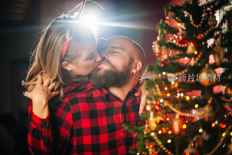 年轻夫妇装饰圣诞树