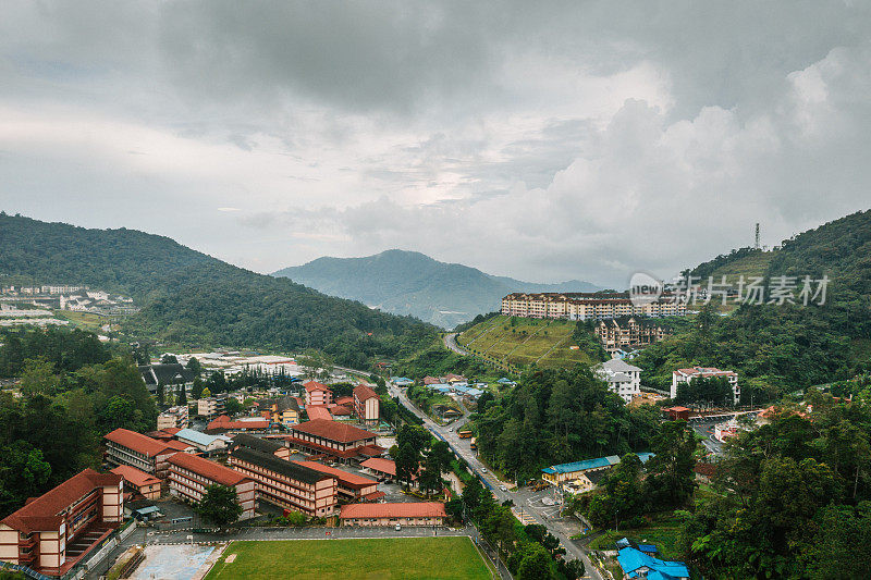 城镇上方的青山