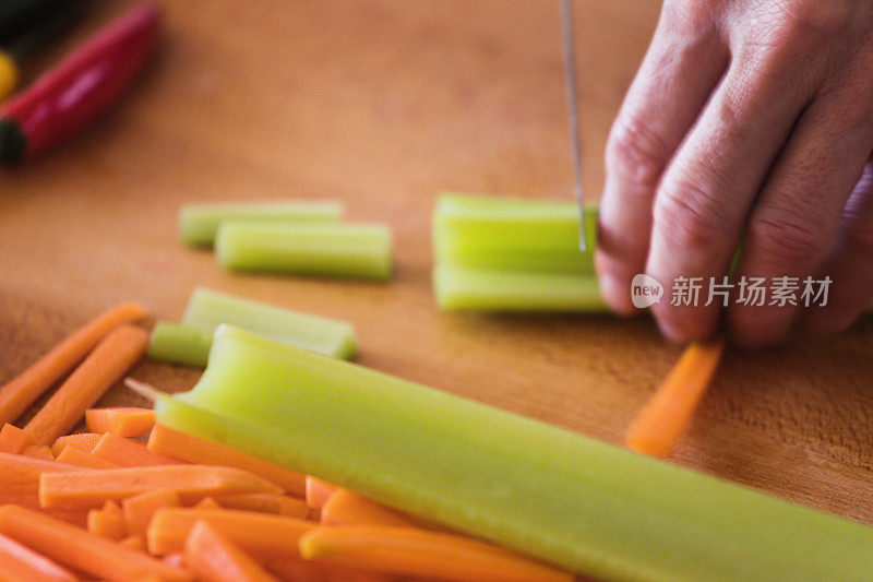 准备食物，芹菜切碎，关闭