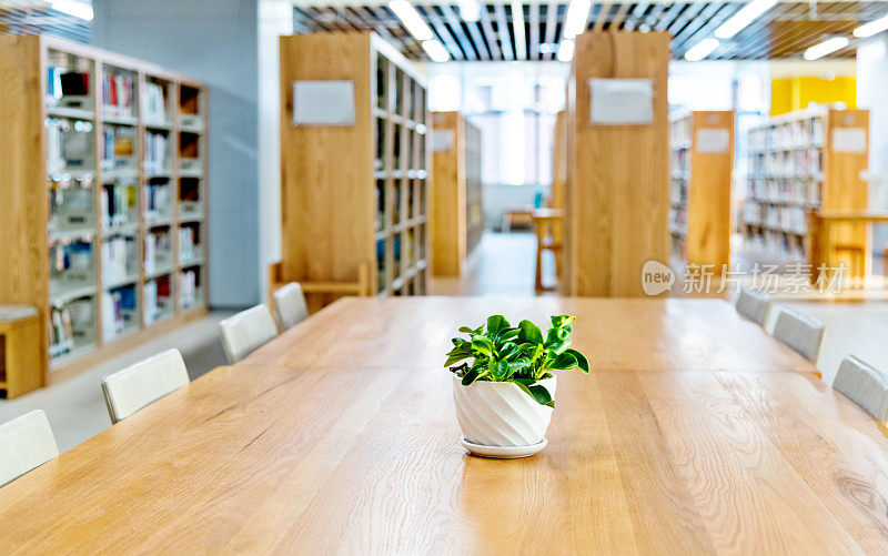 公共图书馆的空木桌