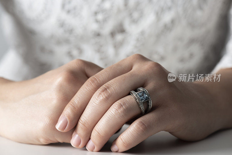 女人的手与订婚戒指