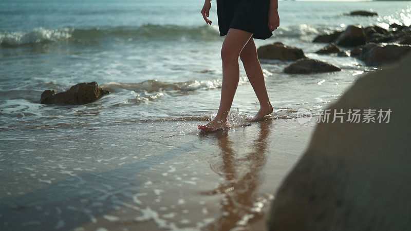 女孩走在海边