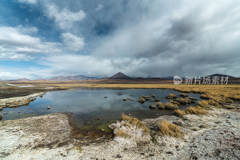 阿塔卡马沙漠湖泊的风景