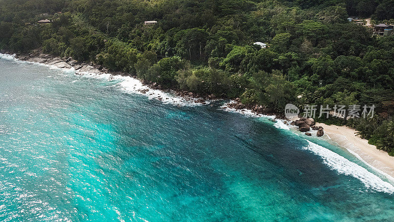 热带海滩，泻湖和棕榈树