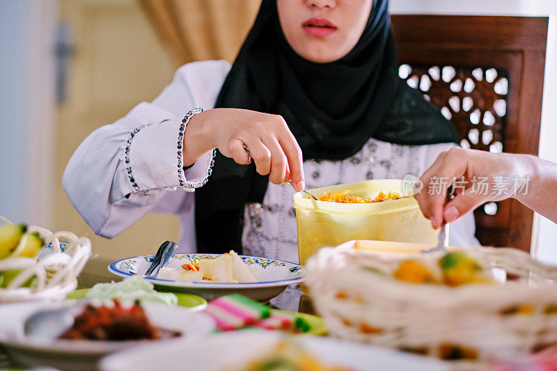 可爱的穆斯林家庭在斋月期间一起吃饭