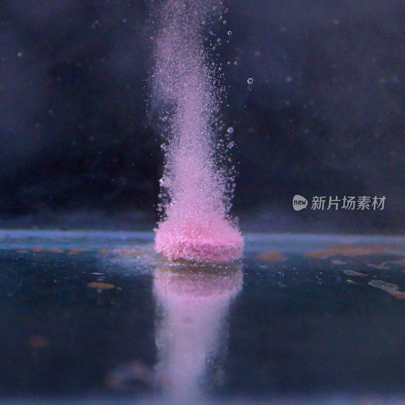 溶解在水中的白凤花的微距摄影。