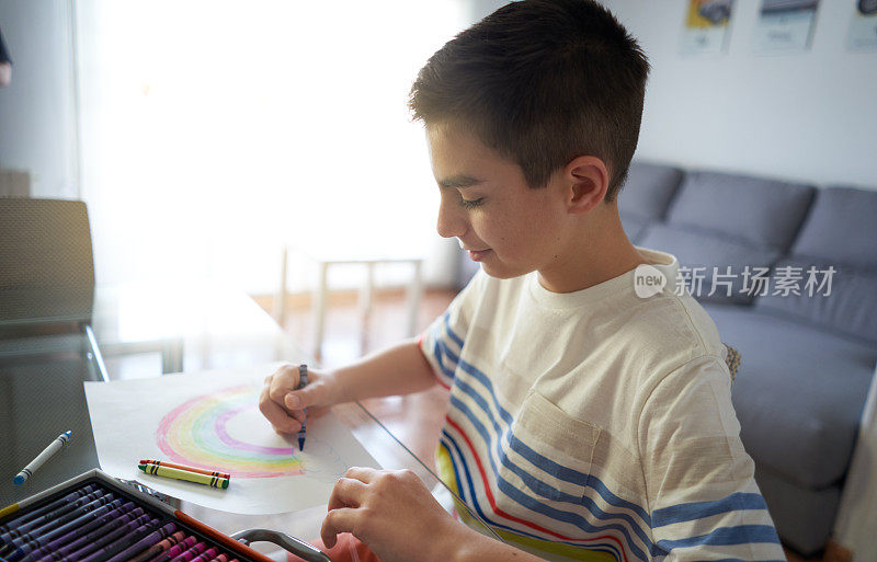 男孩画了一个彩虹标志作为希望的概念。